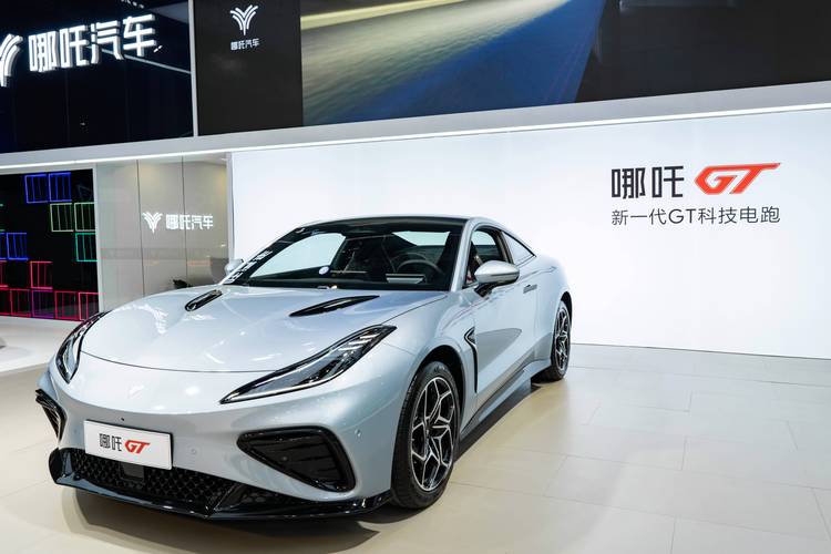 深圳68哪吒汽车在智能汽车领域的表现，领途汽车在新能源汽车市场中的影响力